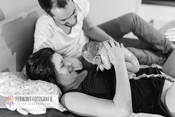 Ilyen érzés, amikor a szülők először pillantják meg kisbabájukat - 15 fotó a szülés igazi csodájáról